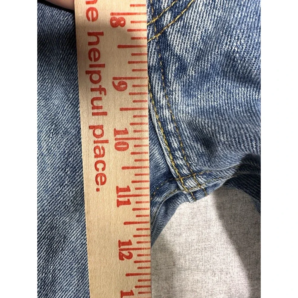 Levis there small